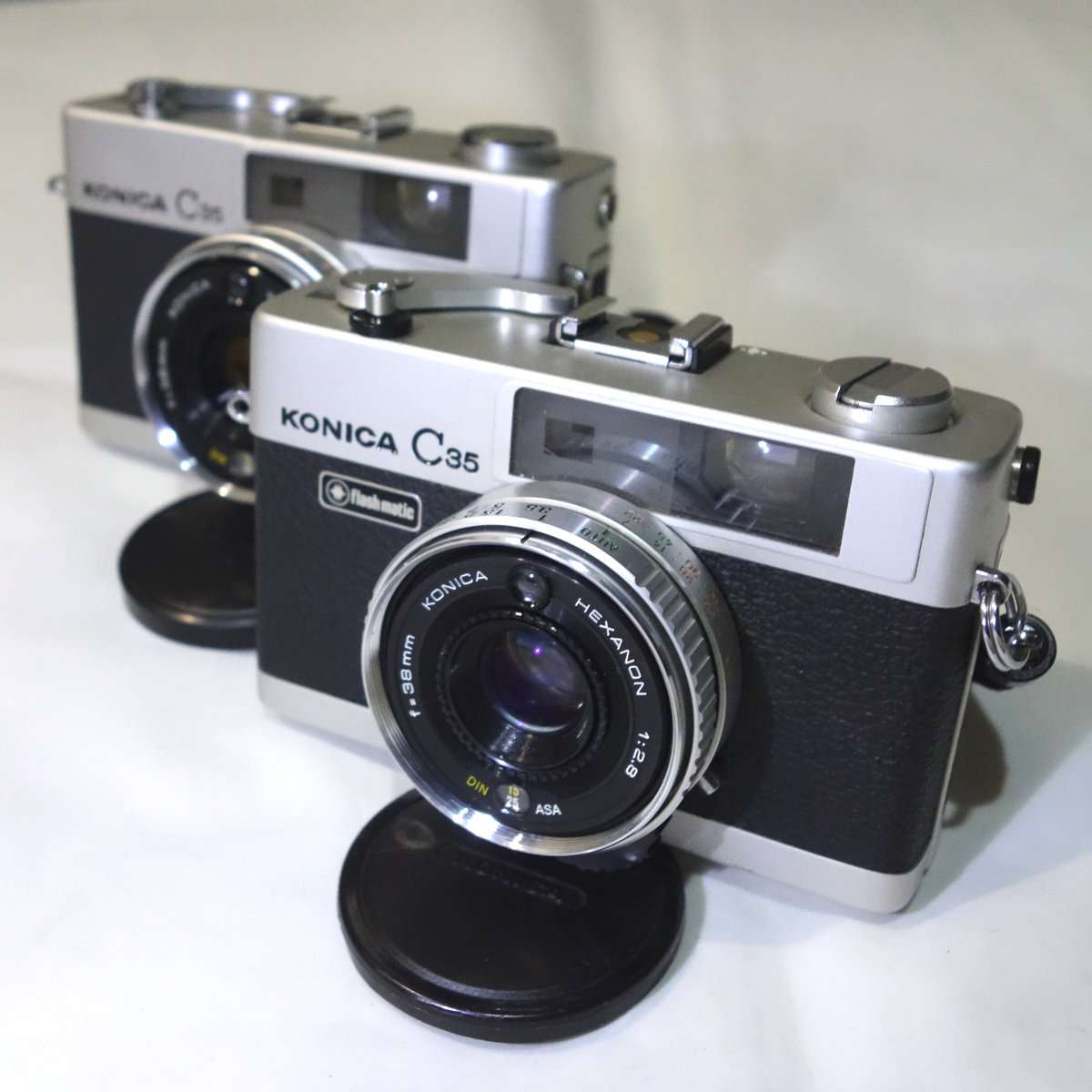 無料引換券が当たる 【美品】Konica 421185) 初期型　(シリアルNo. C35 コニカ フィルムカメラ